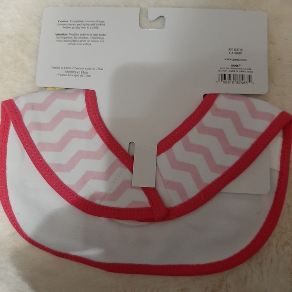 Ella Jackson BiB Pals. Bib and washcloth - Picture 3 of 3